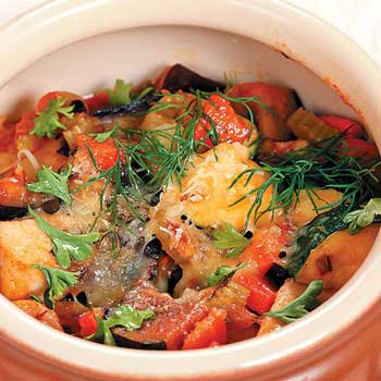 Картофель с тушенкой и зеленью
